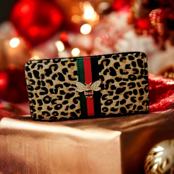 Women's Luxury Designer Cheetah Print Faux Fur Zip Around Wristlet Wallet - Picture 5 of 8